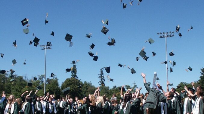 graduation-995042_1920